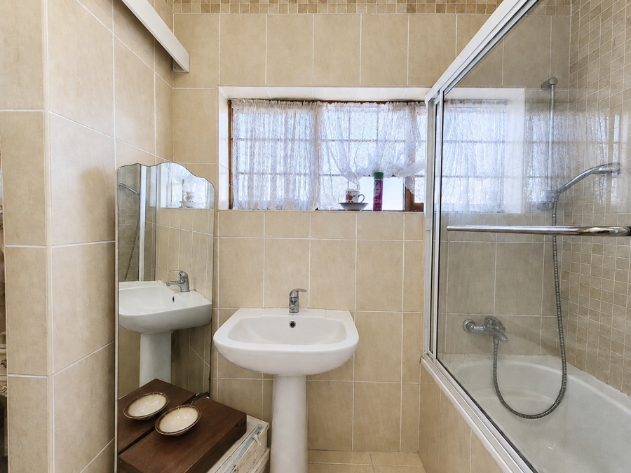 3 Bedroom Property for Sale in Wynberg Upper Western Cape